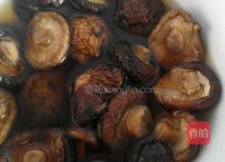 香菇焖饭的做法图解1