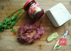 牛肉酱炖豆腐的做法图解1