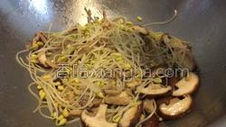 豆芽鲜菇炒肉丝的做法图解10