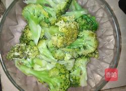 腊肠炒西兰花的做法图解1