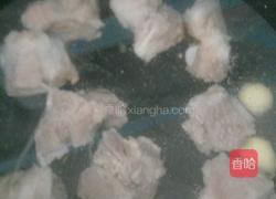 胡萝卜山药排骨汤的做法图解4