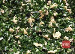 Illustration of how to make steamed buns with leek and egg filling 6