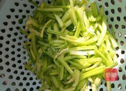 香芹炒肉的做法图解1