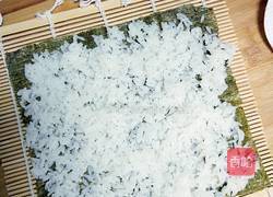 香肠肉松饭团的做法图解3