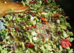 芹菜牛肉的做法图解4