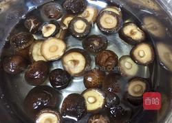 香菇炖排骨汤的做法图解1