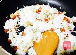 蛤蜊肉腊肠炒饭的做法图解6
