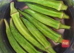 秋葵炒鸡蛋的做法图解1