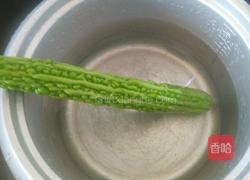 凉拌苦瓜的做法图解1