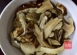 松茸炖鸽子汤的做法图解2