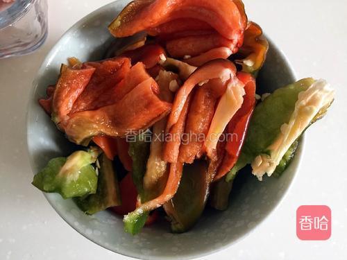 （我用的青椒有点变红了）青椒撕小块。