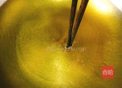 皮蛋拌馓子的做法图解3