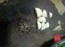 皮蛋擂花生青椒的做法图解2