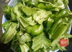 皮蛋擂花生青椒的做法图解1