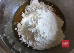 蛋黄豆沙月饼的做法图解3