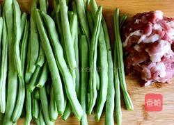 肉末炒刀豆的做法图解1