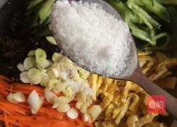 凉拌黄瓜木耳鸡蛋丝的做法图解6