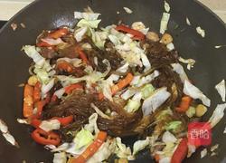 肉炒卷心菜粉条的做法图解7
