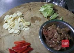 蒜子烧牛肉的做法图解1