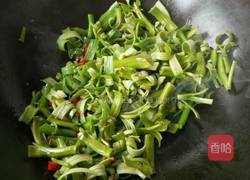 炝炒空心菜梗的做法图解4