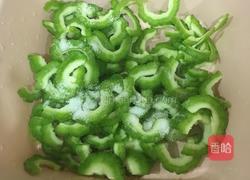 苦瓜炒鸡蛋的做法图解1