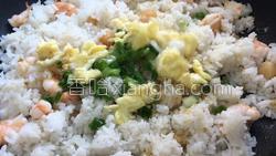 海鲜炒饭的做法图解12