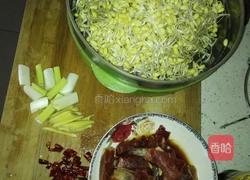 豆腐豆芽烩肉的做法图解1
