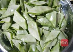 扁豆炒瘦肉片的做法图解2