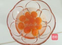 莲蓉蛋黄月饼的做法图解2