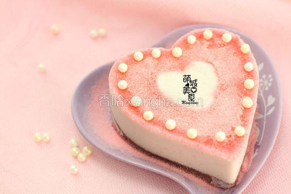 浪漫七夕粉嫩嫩的草莓慕斯蛋糕