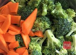 胡萝卜炒西兰花的做法图解1