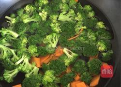 胡萝卜炒西兰花的做法图解2