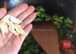 胡萝卜炒西兰花的做法图解5