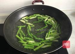 芦笋炒肉的做法图解1
