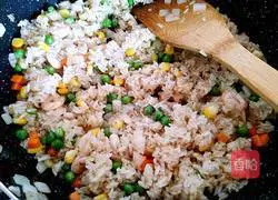 Illustration of how to make sweet shrimp, colorful and vegetable fried rice 9