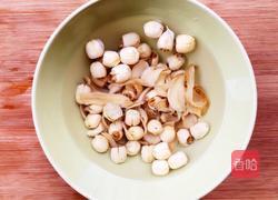 百合莲子猪骨汤的做法图解2