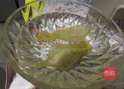 牛奶炖花胶的做法图解1