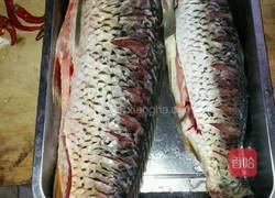 水煮鲤鱼的做法图解1