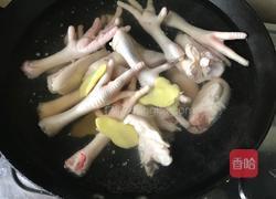花生鸡爪猪脚汤的做法图解1
