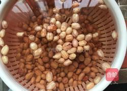 花生鸡爪猪脚汤的做法图解2