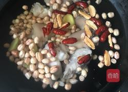 花生鸡爪猪脚汤的做法图解4