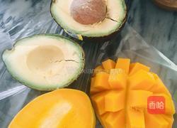 牛油果芒果奶昔的做法图解2