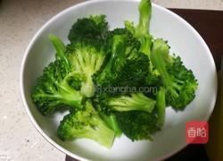 西兰花炒鸡肉的做法图解3