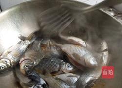 酱炖小鲫鱼的做法图解3