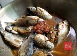 酱炖小鲫鱼的做法图解4