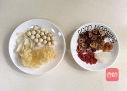 银耳莲子百合汤的做法图解1