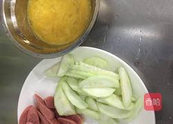 鸡蛋香肠炒丝瓜的做法图解2