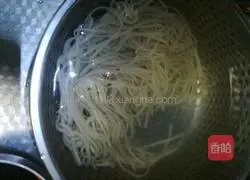 Illustration of how to make noodles with oyster sauce and tomato sauce 3