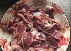 拌鸡胗木耳的做法图解1
