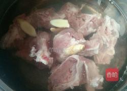 海带玉米大骨汤的做法图解1